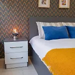 Maxihomes & Cozy By Hadrian Gate *